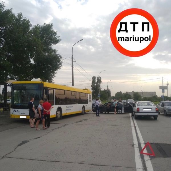 В Мариуполе легковушка врезалась в автобус
