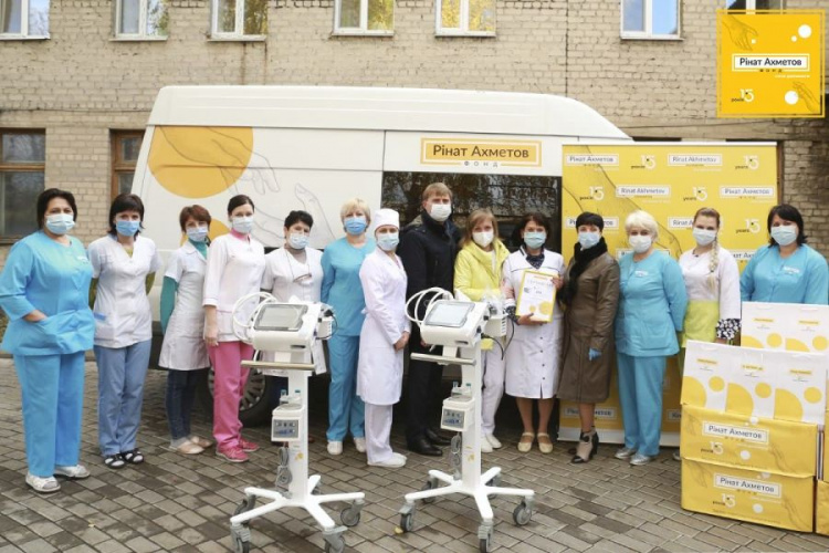 Медики Мирнограда получили три аппарата ИВЛ от Фонда Рината Ахметова