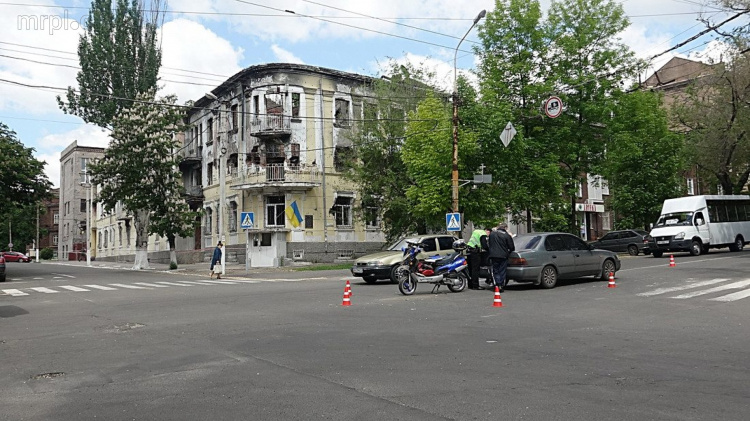 В Мариуполе пьяный рыбак помял «Тойоту» у здания полиции (ФОТО)