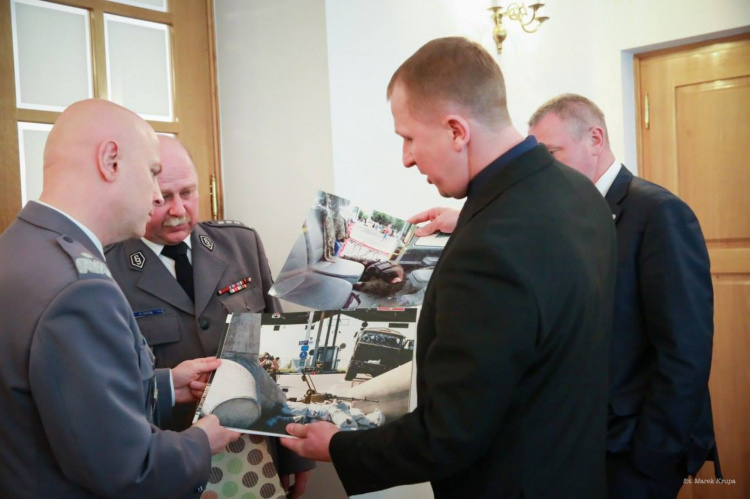 Полицейским Польши подарили мариупольский тетрапод (ФОТО)