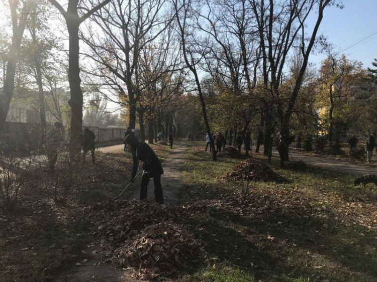 Тысячи мариупольцев вышли на улицы города (ФОТО)