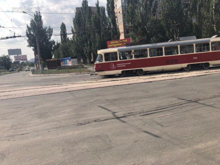 Не вписался в поворот: в Мариуполе автомобиль столкнулся с трамваем (ФОТО)