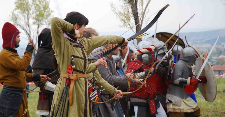 Мариупольцы смогут пострелять из лука, посмотреть бой воинов и отведать средневековой пищи: узнай подробности