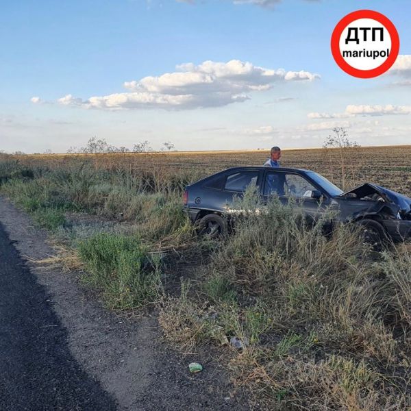 ДТП на трассе вблизи Мариуполя: автомобиль вылетел на обочину и перевернулся