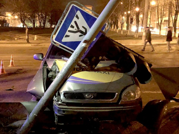 В Мариуполе такси снесло светофор, а ВАЗ сбил пешехода. Есть пострадавшие (ФОТО+ОБНОВЛЕНО)
