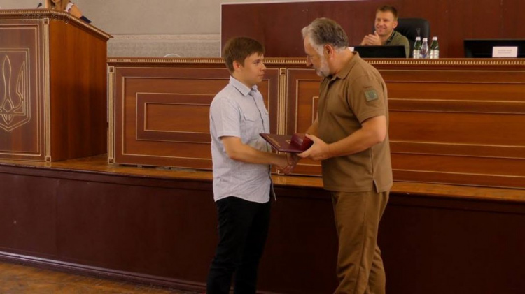 Жебривский наградил мариупольских металлургов и передал подарки для детей-отличников ВНО