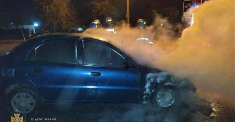 Восемь спасателей тушили загоревшийся автомобиль в Мариуполе