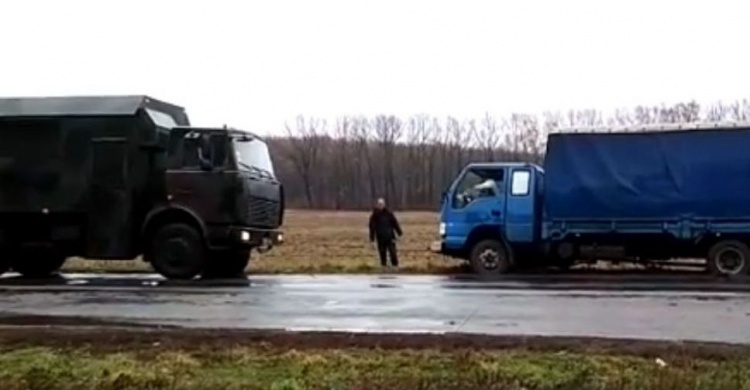 В Донецкой области военные пришли на помощь застрявшему водителю (ВИДЕО)