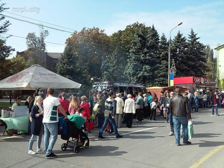 Горшочек, вари! В Мариуполе проходит фестиваль борща (ФОТО)