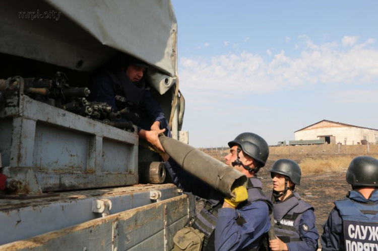 Под Мариуполем собрали более 1400 снарядов и тонны осколков после взрыва склада боеприпасов (ФОТО)