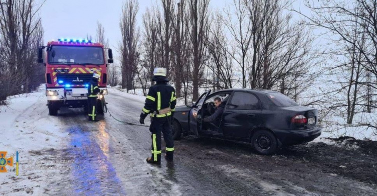 В Донецкой области спасатели доставали автомобили из снежных и грязевых «ловушек»