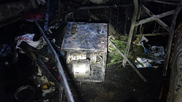 Пожар в мариупольской девятиэтажке, есть пострадавшие (ФОТО)