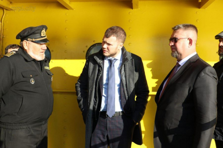В Мариуполе министр инфраструктуры посетил единственный в Украине ледокол (ФОТО)