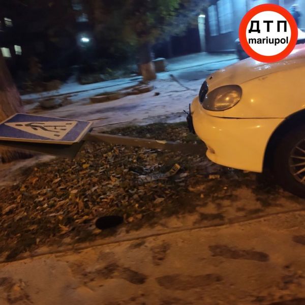 Снесенный дорожный знак и пострадавшая: на Левобережье Мариуполя столкнулись легковушки