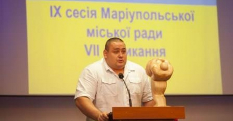 Александр Лашин вручил флаг победы мэру Мариуполя