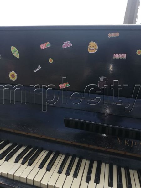 На мариупольском пляже восстановили пианино, ставшее достопримечательностью