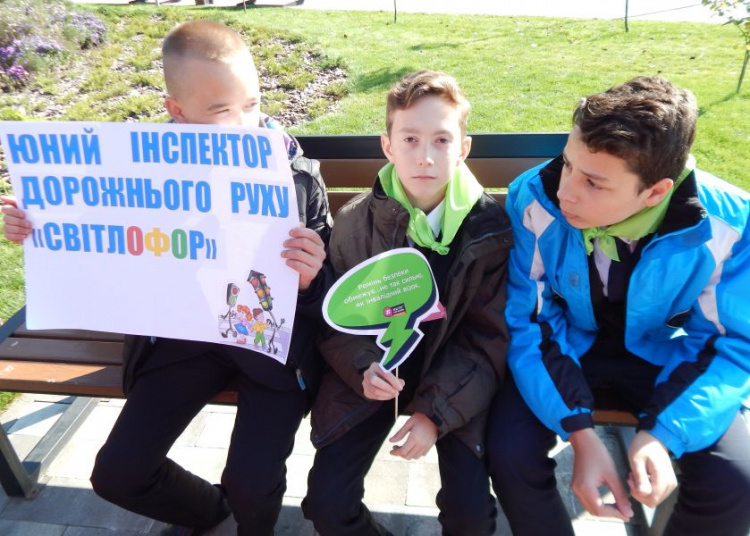 «Обізнаний пішохід»: мариупольские школьники стали участниками всеукраинского хештег-марафона (ФОТО)