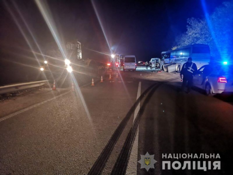 На трассе «Борисполь-Мариуполь» автобус с людьми протаранил трактор: водитель погиб