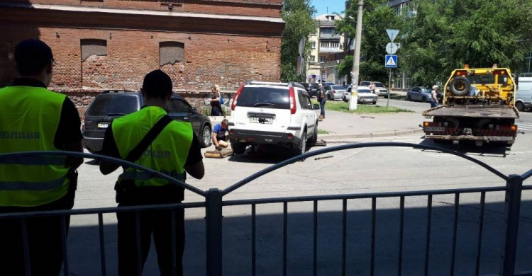 В Мариуполе эвакуировали внедорожник за неправильную парковку (ФОТОФАКТ)