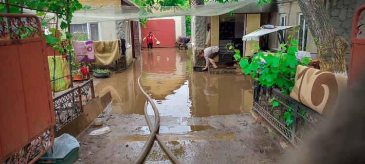 Жители окраин Мариуполя спасались из затопленных домов через окна