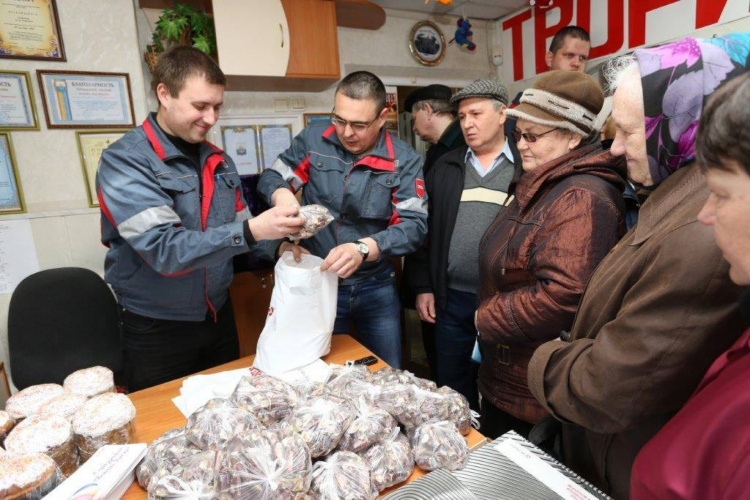 Мариупольские металлурги испекли больше тысячи пасхальных куличей (ФОТО)