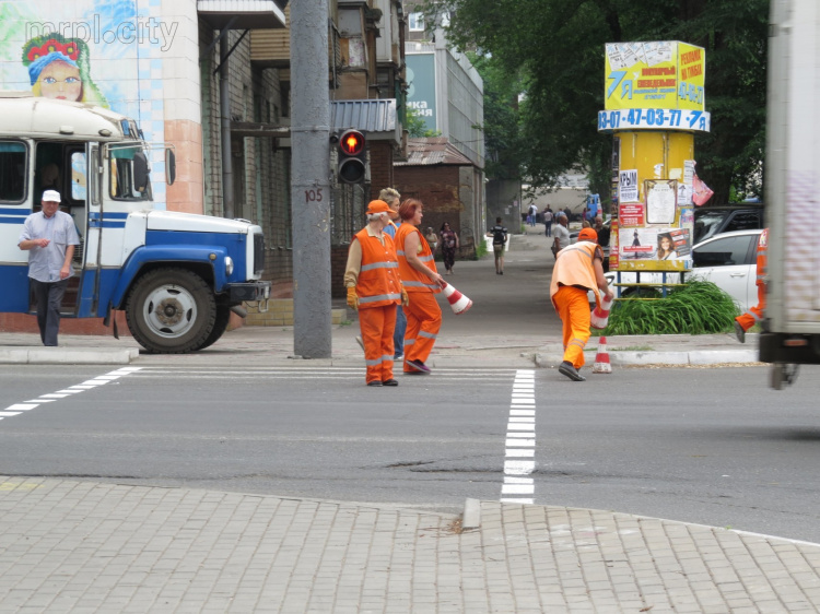 Пешеходные «зебры» в Мариуполе значительно «похудеют». Введен новый ГОСТ (ФОТО) 