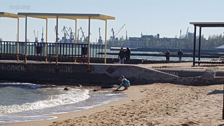 Вопреки карантину: мариупольцы массово проводят выходные на море (ФОТОФАКТ)