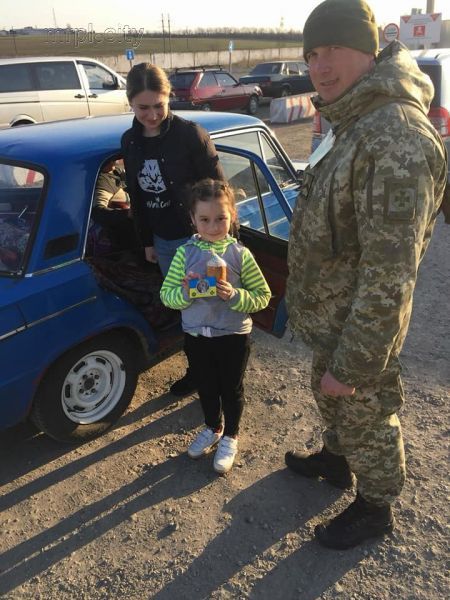 Пограничники решили сделать пасхальный сюрприз пересекающим КПВВ на Донетчине (ФОТО)