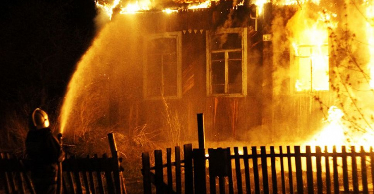 В Донецкой области снаряд попал в дом, вызвав пожар