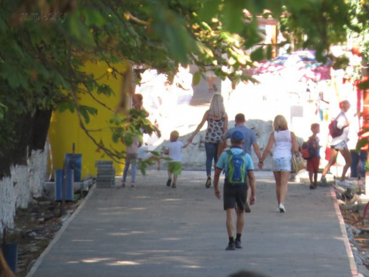 Популярную пешеходную зону Мариуполя украсил белый мрамор и новая плитка (ФОТОФАКТ)