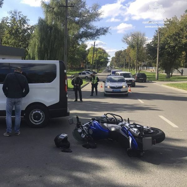 Авария с пострадавшим: в Мариуполе мотоцикл столкнулся с микроавтобусом