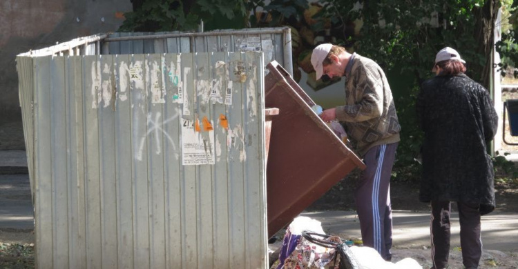В Мариуполе реконструируют пункты сбора мусора под евростандарт (ФОТОФАКТ)