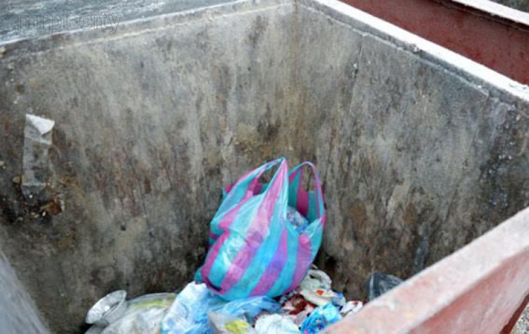 Тело новорожденного ребенка нашла дворник в мусорном контейнере в центре Краматорска (ФОТО)