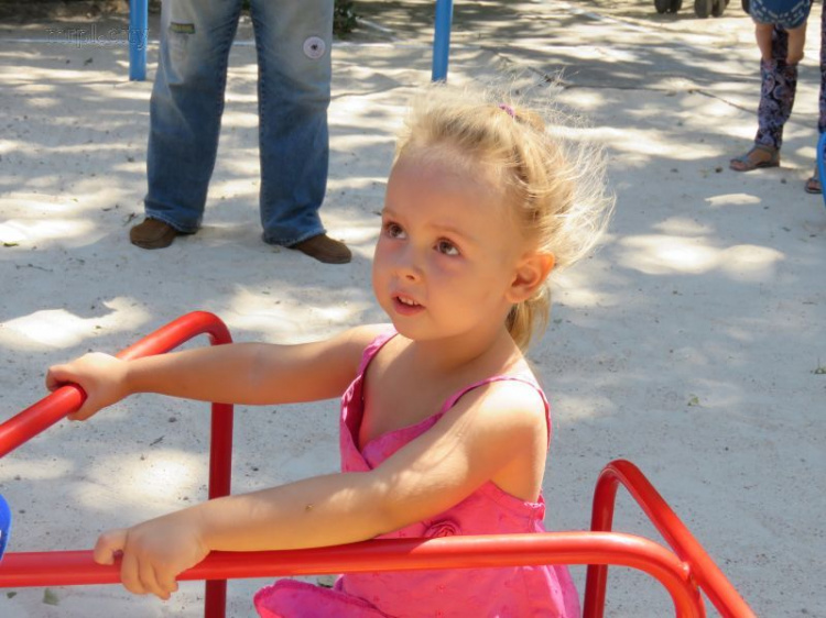 На Левобережье Мариуполя жители оборудовали детскую площадку (ФОТО)