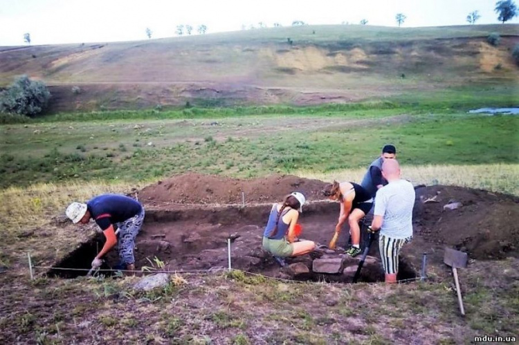 Мариупольцы нашли остатки жилищ, посуды и орудий труда эпохи поздней бронзы (ФОТО)