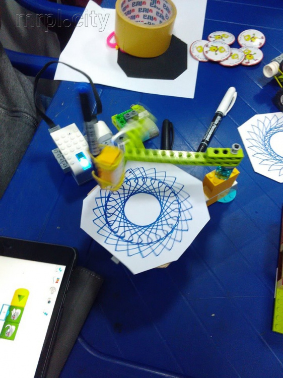 В Мариуполе роботы рисуют, собирают кубик-рубика и добавляют сахар в чай (ФОТО+ВИДЕО)