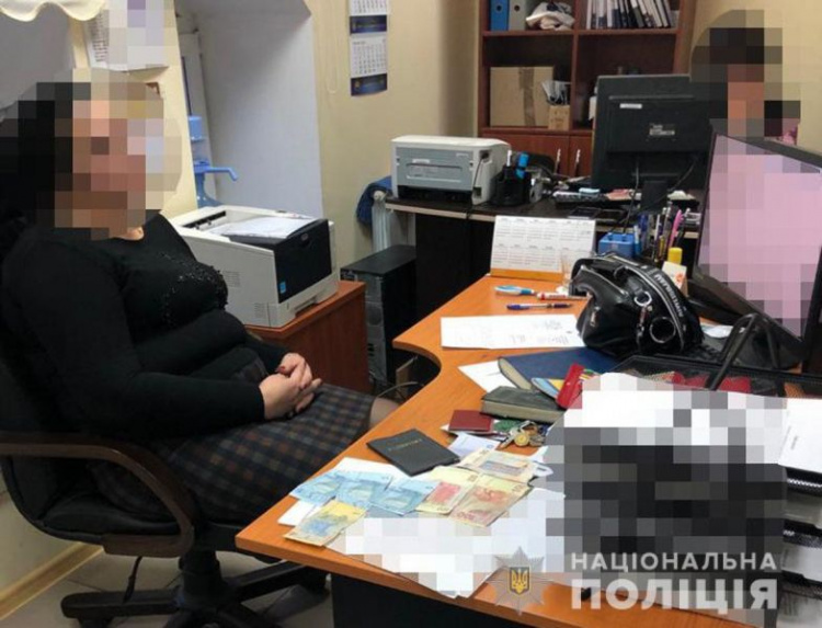 В Мариуполе чиновники Госпродпотребслужбы попались на взятке (ФОТО)