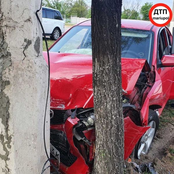 Две «Мазды» столкнулись в Мариуполе: одну машину откинуло в столб и дерево (ФОТО)