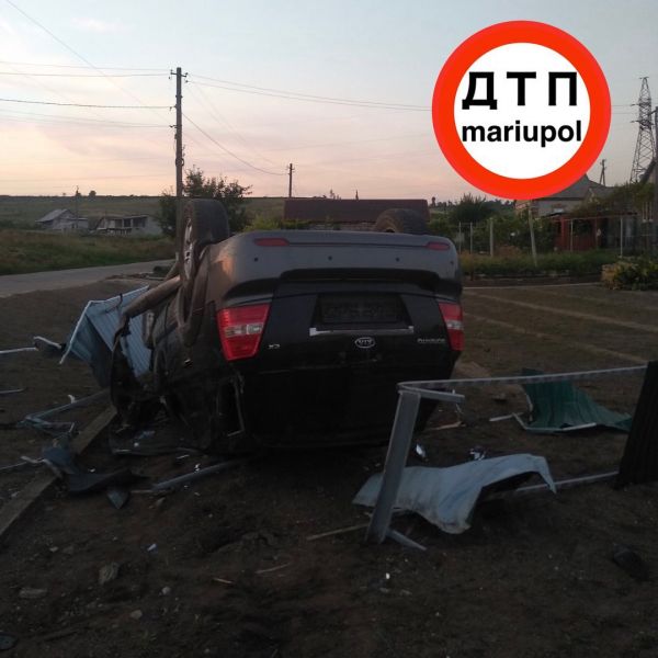 Два автомобиля врезались в заборы и перевернулись в Мариуполе и его окрестностях