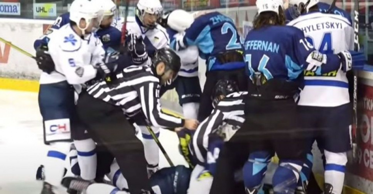 Массовая потасовка на льду: украинские хоккеисты подрались во время матча