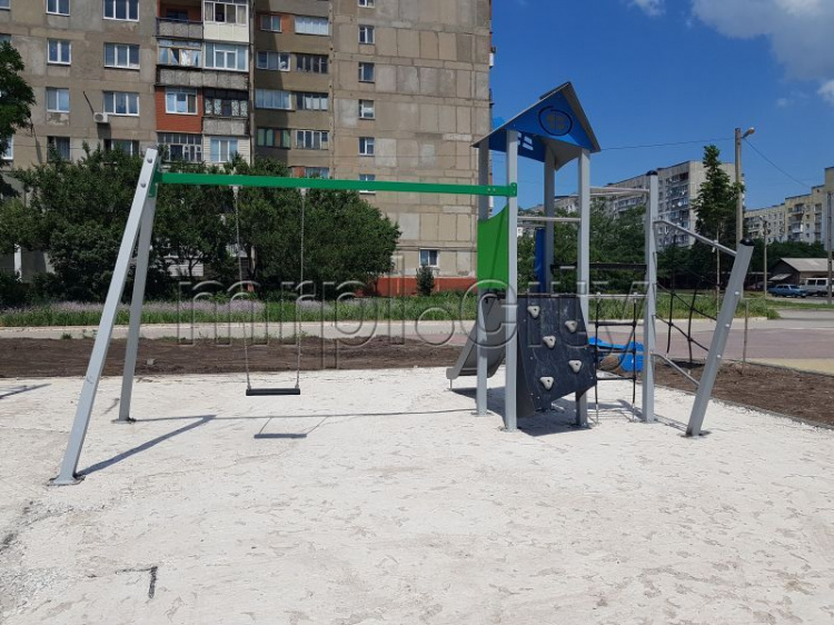 В самом восточном парке Мариуполя установили новые детские площадки (ВИДЕО)