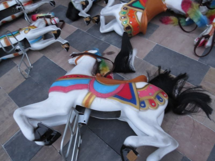 В центре Мариуполя возводят средневековую башню, а у театра появилось около 30 коней (ФОТО+ВИДЕО)