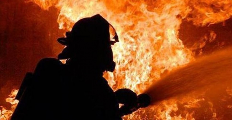 В мариупольской многоэтажке вспыхнул пожар: из огня спасли мужчину