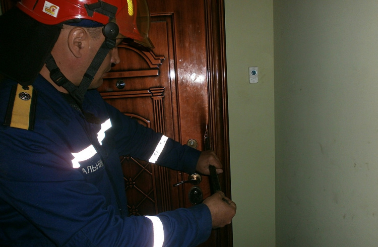 Спасатели в Мариуполе освободили из запертой квартиры 71-летнюю женщину