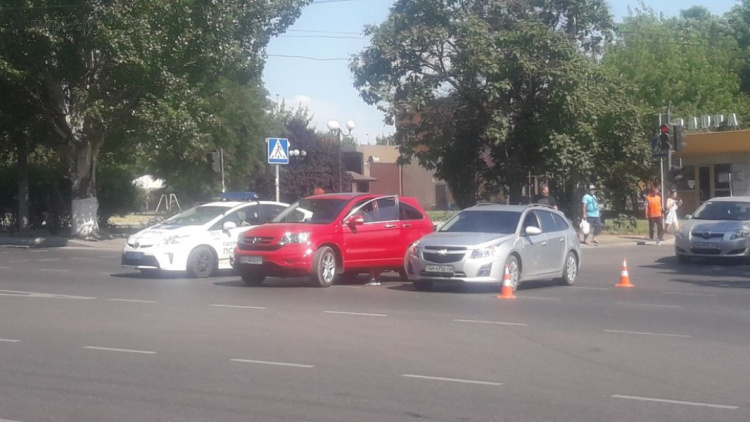 В центре Мариуполя столкнулись Chevrolet и Honda (ФОТОФАКТ)