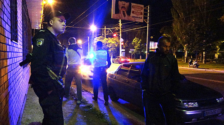 В Мариуполе ночью группа быстрого реагирования задержала пьяного водителя без прав 