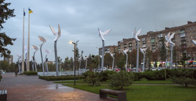 У Маріуполі росіяни можуть демонтувати голубів миру на площі Свободи