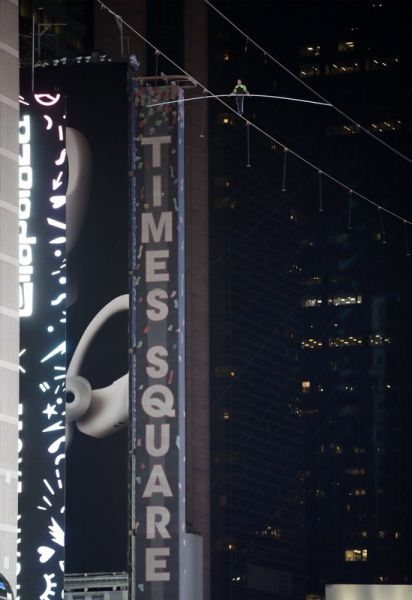 Эквилибристы прогулялись по канату над Таймс-сквер (ФОТО+ВИДЕО)
