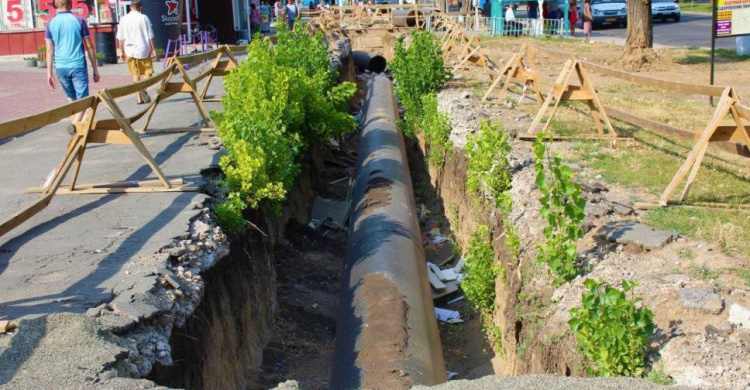 В Мариуполе завершат замену водовода, ставшего рощей (ФОТО)