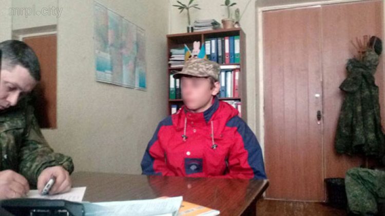В Курахово подросток попрошайничал и спал на улице: Отец выгнал ребенка из дома (ФОТО)